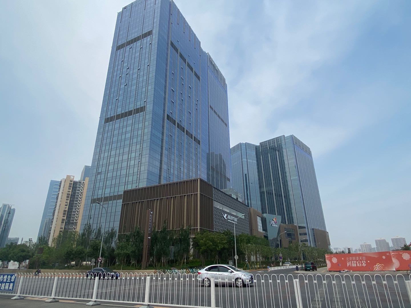 聚杰金融大厦周边环境