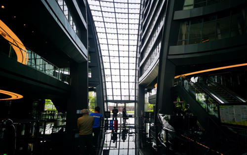  597家企业入驻丽泽金融商务区;城市航站楼年内开工