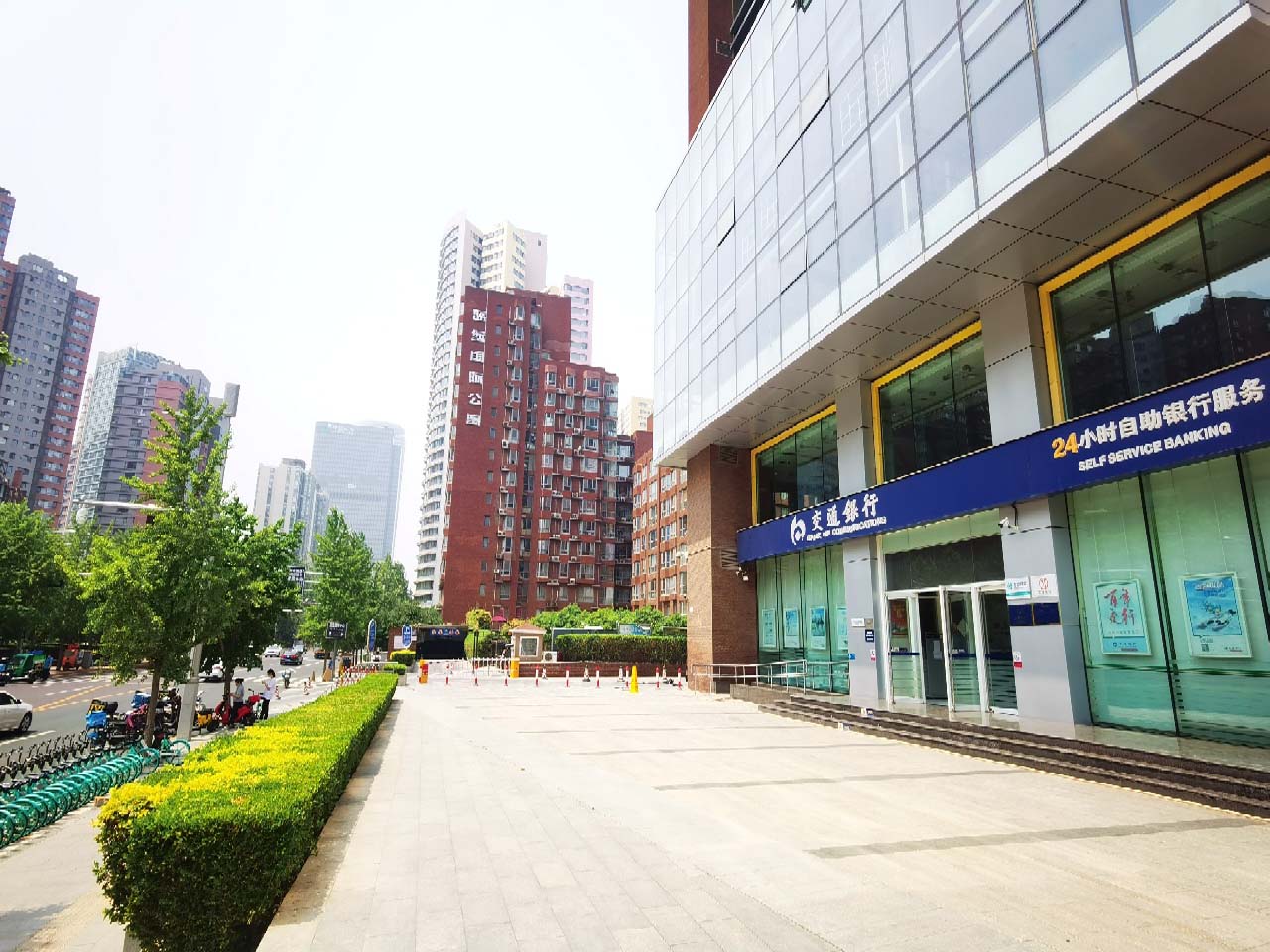 蓝堡国际中心旋转门